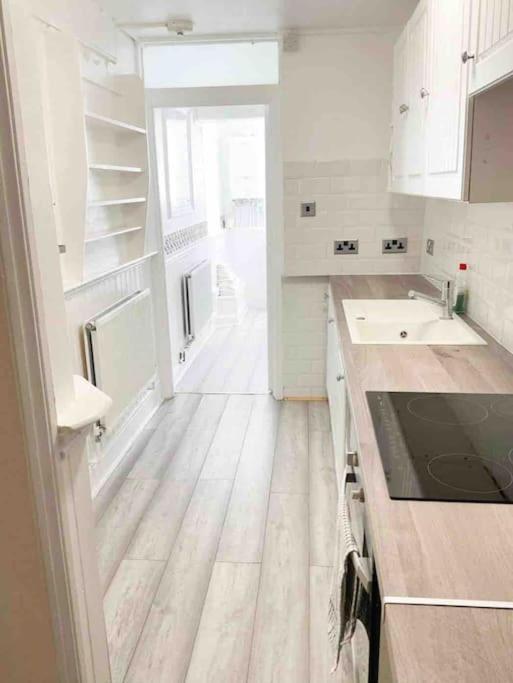 Lovely Two Bedroom Apartment, With Private Garden! Torquay Exterior photo